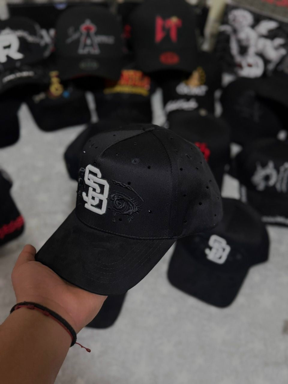 SB CRY CRYSTALS BLACK